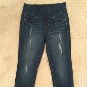 JAG distressed capris